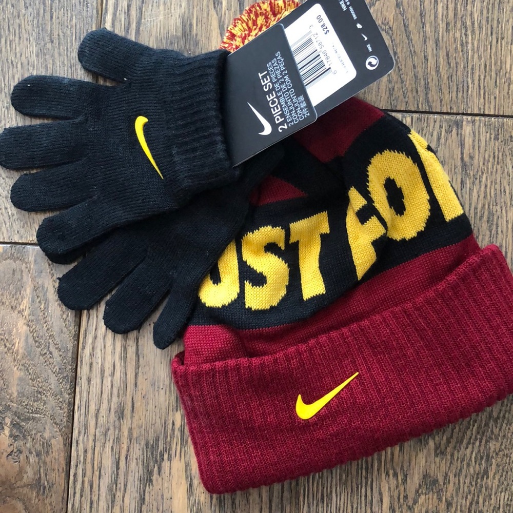 Boys 2 piece set Nike hat and gloves